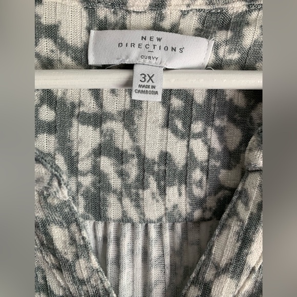 New Directions Gray Patterned Women's Top - Picture 4 of 5